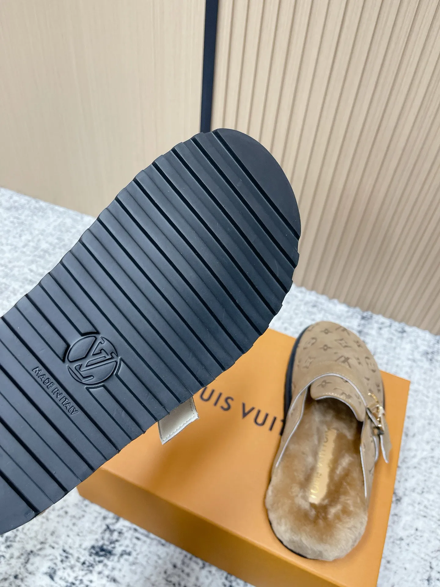 [L Home] P: 500💰 Size: 35-46 (female 40.41, male 45 46 custom-made) Top version Louis vuitton Lv top version LV couple's wool slippers New couple's Birkenstock slippers Cute and loveable, the foot feel is not too good Simple and high-end Sling-hee design Ready to wear and go Good news for lazy people Upper imported cowhide/imported old floral cloth Original hardware buckle, original molded high-density foam outsole Fabric: Yangjing/classic jacquard fabric Lining: imported wool lining Sole: original foam combination sole